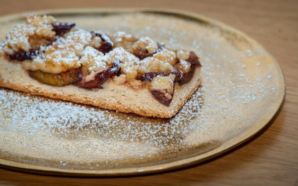 Seasonal Crumble: Apple in Autumn, Rhubarb in Spring