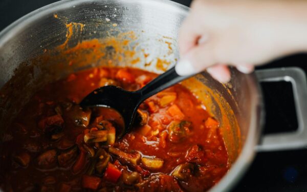 Slow Cooker Meals for a Calm Week (UK): 12 Comfort Dinners + Timings + Freezer Plan